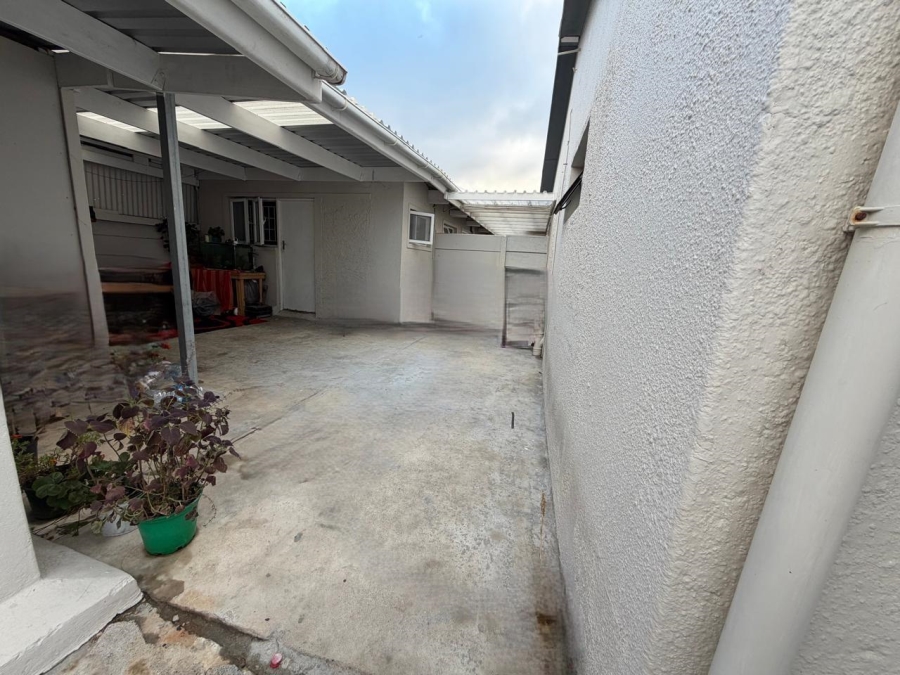 5 Bedroom Property for Sale in Lotus River Western Cape